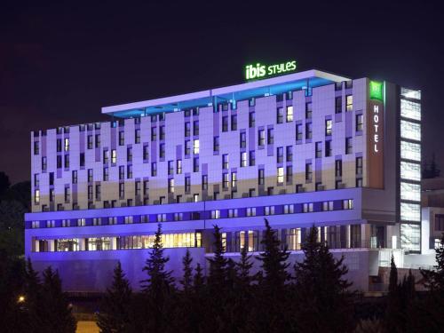 ein großes Gebäude mit einem Schild auf dem Dach in der Unterkunft Ibis Styles Roma Eur in Rom