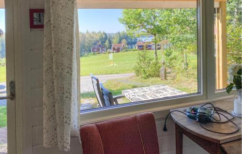 een raam met uitzicht op een tuin bij Beautiful Home In Rörvik With Wifi in Rörvik