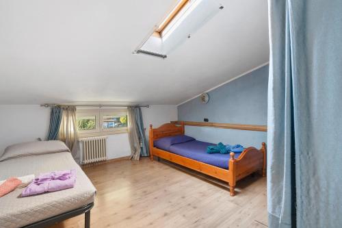 une petite chambre avec un lit et un canapé dans l'établissement Il Verziere Delle Rose, à Massa