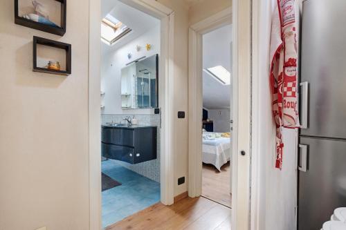 une salle de bain avec un lavabo et un miroir dans l'établissement Il Verziere Delle Rose, à Massa