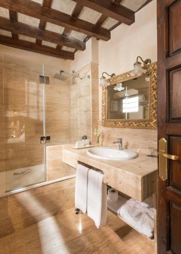 a bathroom with a sink and a mirror at Hotel Casa 1800 Granada in Granada