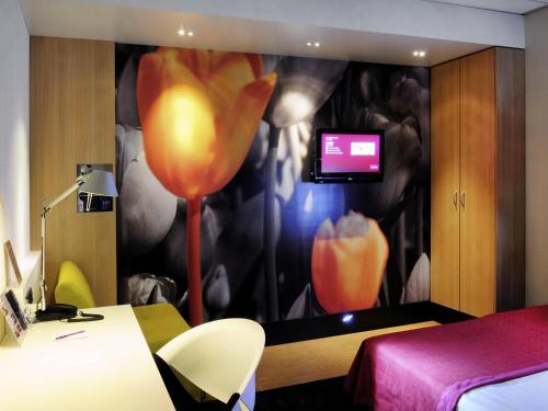 Una cama o camas en una habitación de Mercure Hotel Schiphol Terminal
