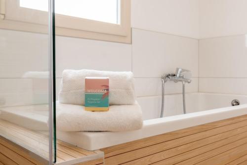 a pile of towels sitting on top of a bath tub at Villa au coeur de Mézériat in Mézériat