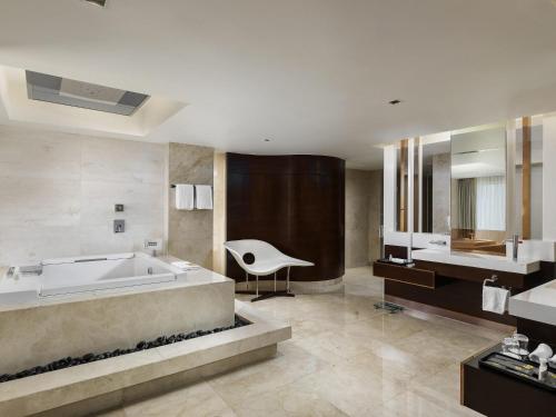 Koupelna v ubytování Novotel Yangon Max