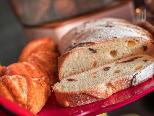 ibis Styles Paris Velizy في فيليزي-فيياكوبليه: طبق يحتوي على رغيف خبز ومعجنات بريتزل
