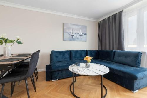 Three Bedroom Apartment in Gdynia Center with Desk by Noclegi Renters