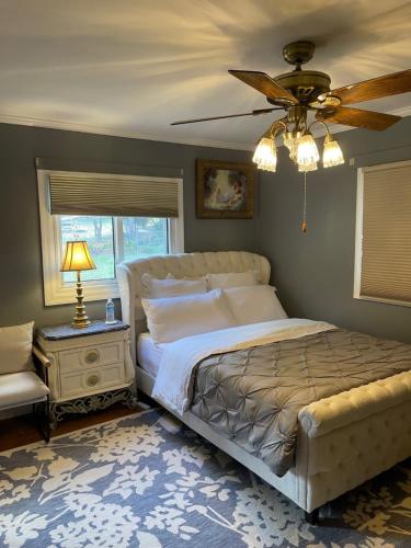 Ένα ή περισσότερα κρεβάτια σε δωμάτιο στο Splendid Room in House 10 mins to Airport