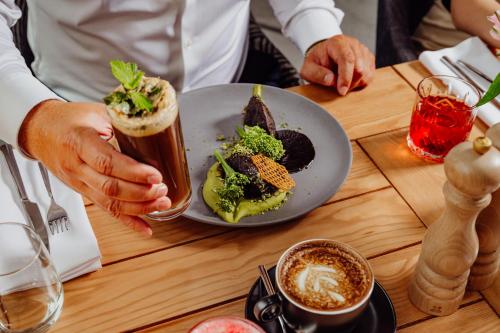 Nápoje v ubytování Złoty Horyzont Lux Główny Budynek z basenem, siłownią, grotą solną, bawialnią i restauracją Horyzont Smaków