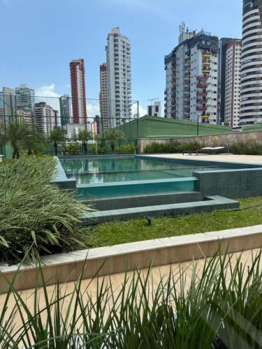 贝伦Modern Condo Doca in Umarizal的高楼林立的城市里的游泳池