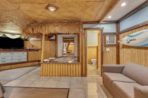 a living room with a tub and a couch at Bentley Motel in Linden