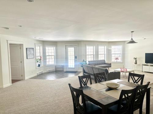 フレデリクトンにあるCozy guest suite in the heart of Frederictonのテーブルと椅子とソファのあるリビングルーム