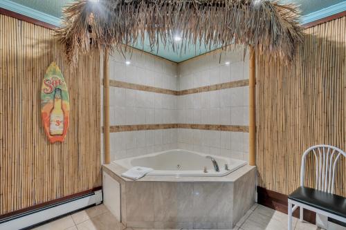 林登Bentley Motel的浴室配有浴缸和墙上的冲浪板