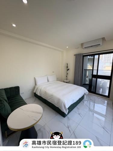 a bedroom with a bed and a table and a couch at Yan Ying Chen Xi in Kaohsiung