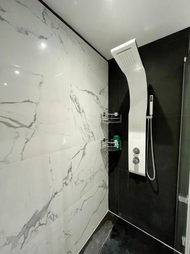 a shower in a bathroom with a white marble wall at Cielo Dorado in Santiago del Teide