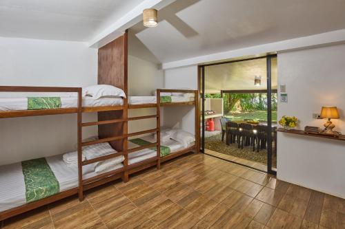 Pokój z łóżkiem piętrowym i jadalnią w obiekcie Almost Heaven Lake Resort w mieście Cavinti