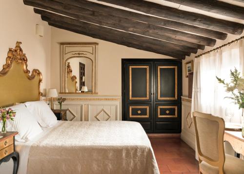 a bedroom with a bed and a wooden ceiling at Hotel Casa 1800 Granada in Granada