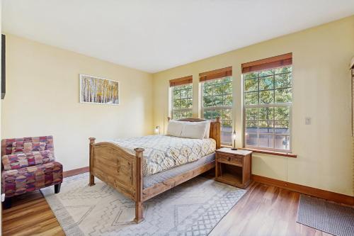 Giường trong phòng chung tại Red Quill Basecamp