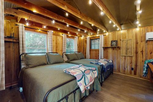 HatchertownにあるDockside Dreamsの丸太小屋のベッドが2つある寝室