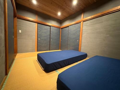 a small room with two beds in it at 箱根強羅 縁 in Hakone