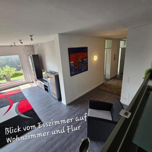 バート・ヘレンアルプにあるFerienwohnung Burkhardtのベッドとリビングルームのある寝室