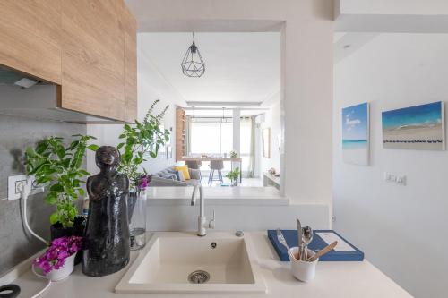 a kitchen sink with a statue on top of it at Azur in Bin Rhilouf