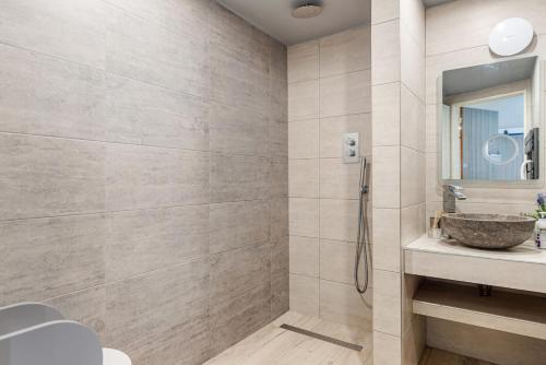 ein Badezimmer mit Waschbecken und Dusche in der Unterkunft Salcombe Hideaway in Salcombe