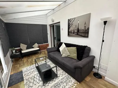3 bedroom house, stones throw from SMH photo 1