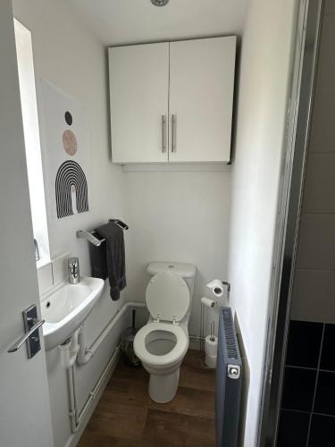 3 bedroom house, stones throw from SMH photo 11
