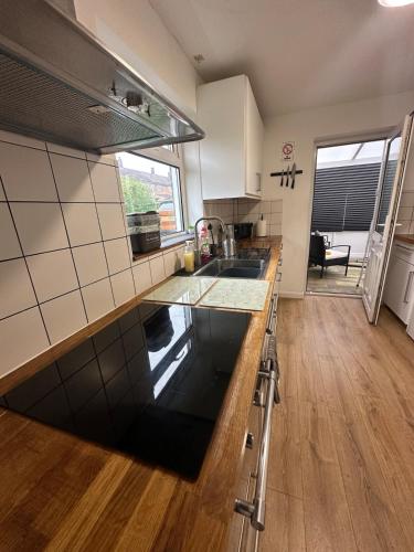 3 bedroom house, stones throw from SMH photo 13
