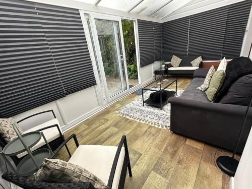 3 bedroom house, stones throw from SMH photo 16
