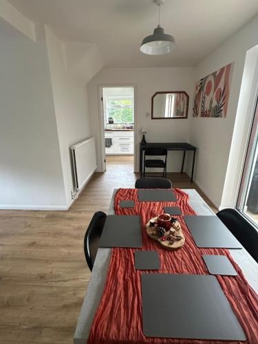 3 bedroom house, stones throw from SMH photo 18