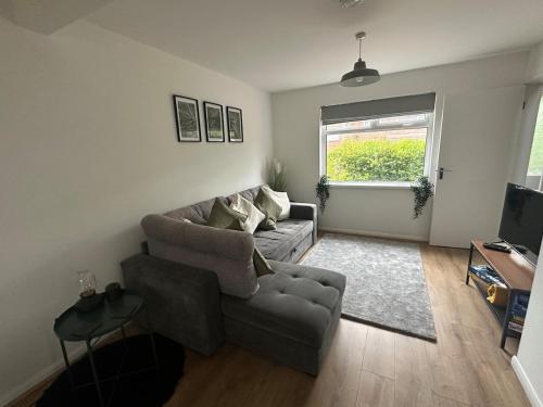 3 bedroom house, stones throw from SMH photo 6