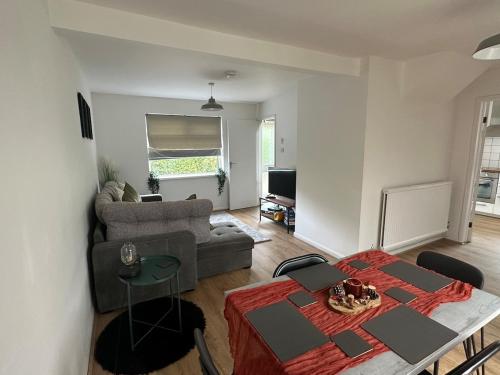 3 bedroom house, stones throw from SMH photo 24
