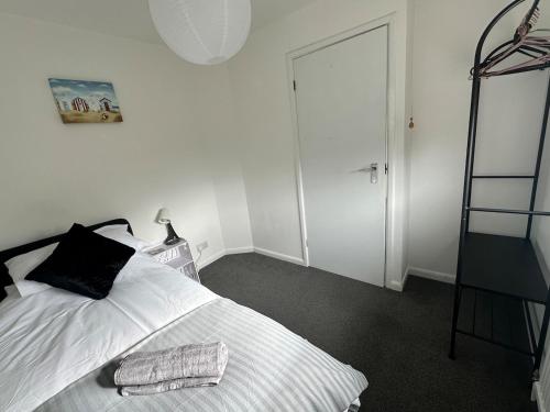 3 bedroom house, stones throw from SMH photo 26