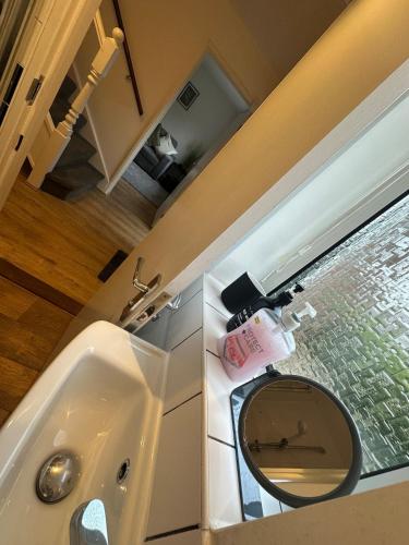 3 bedroom house, stones throw from SMH photo 8