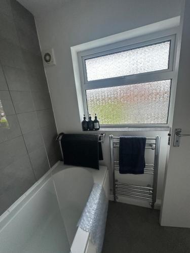 3 bedroom house, stones throw from SMH photo 4
