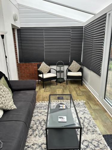 3 bedroom house, stones throw from SMH photo 29