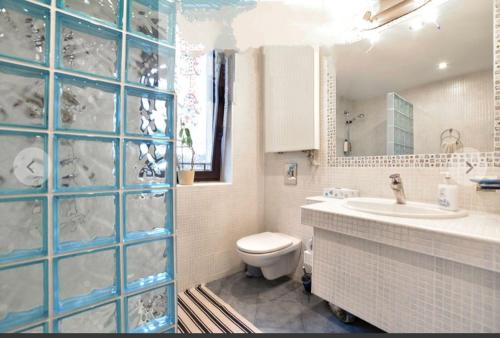 Ένα μπάνιο στο BIZAR Hostel
