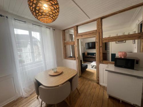 a living room with a table and a kitchen at Agréable 3,5 pièces situé au pied du château in Porrentruy