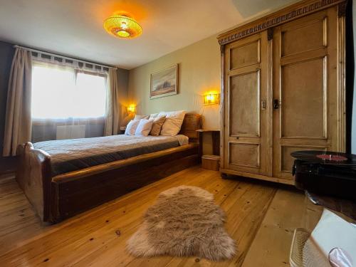 Postel nebo postele na pokoji v ubytování Lyra Hill - Luxury Villa for the poetry of wooden