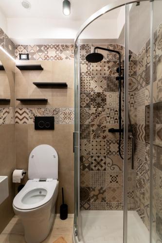 a bathroom with a toilet and a shower at Le Segrete del Sangallo in Civita Castellana