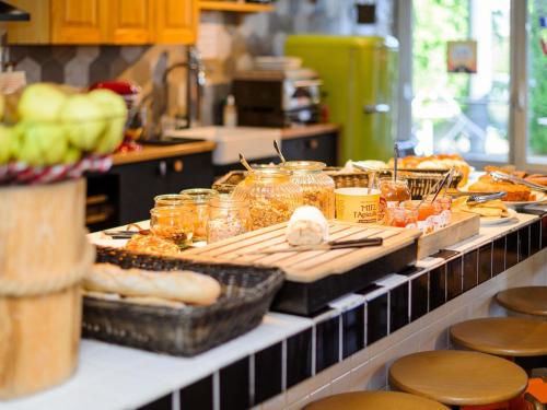 アヌシーにあるgreet hôtel Annecy Cran-Gevrier by Accorのキッチンのカウンターに並べられたビュッフェ形式の料理