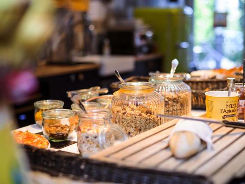 ホテルの敷地内または近くでの食事または食べ物