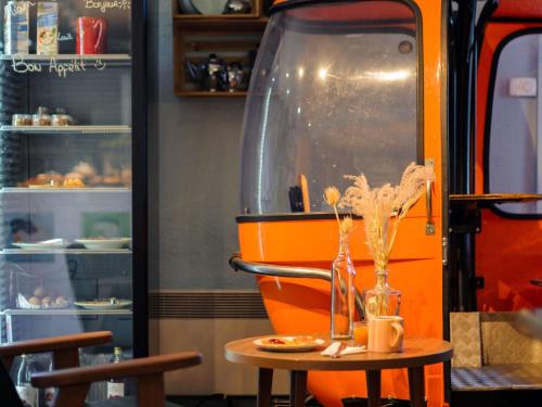 アヌシーにあるgreet hôtel Annecy Cran-Gevrier by Accorの食べ物の皿が置かれたテーブル