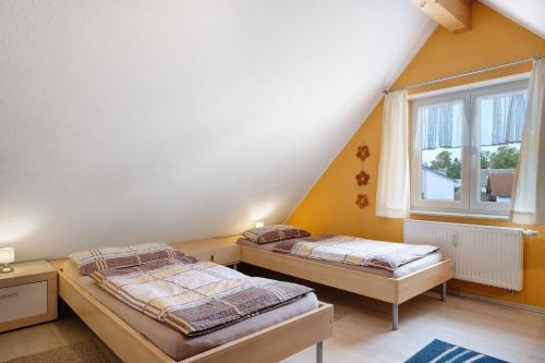 En eller flere senge i et værelse på Ferienwohnung 3 Haus Schmiedeweg