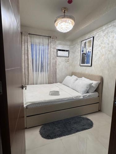 Ένα ή περισσότερα κρεβάτια σε δωμάτιο στο Budget Condo HomeStay at Soleia Manors Butuan City Free Parking