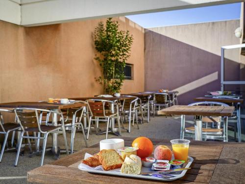 un plato de comida en una mesa en un restaurante en Ibis Budget Aubenas, en Aubenas