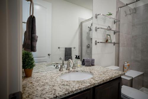 een badkamer met een wastafel en een douche bij Stylish Retreat in Parker Near Hwy, Parks & Dining in Parker