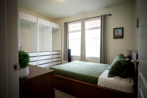 een slaapkamer met een bed en een groot raam bij Stylish Retreat in Parker Near Hwy, Parks & Dining in Parker