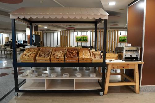 Un carrito de comida en una tienda con mucha comida. en Ukino Palmeiras Village - 24h All Inclusive, en Armação de Pêra